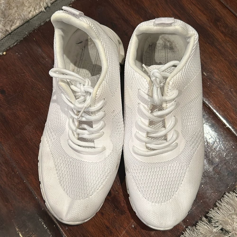 Women’s white shoes used no inserts size 8